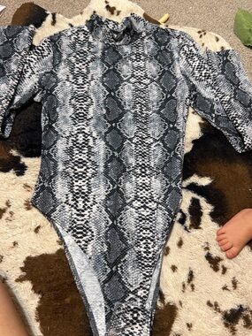 SHEIN Black & White Snake-Print Long-Sleeve Bodysuit
